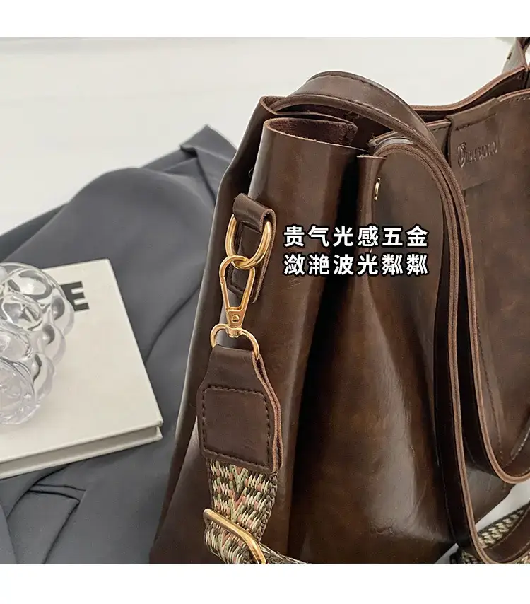 Black Leather Shoulder Bag for Women Winter 2026 — feature 18