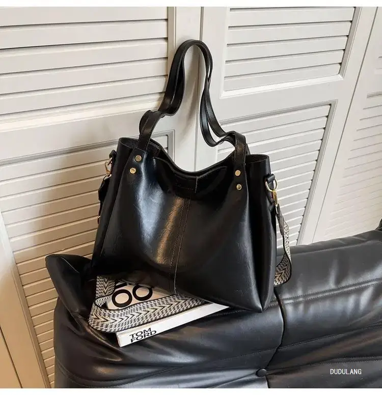 Black Leather Shoulder Bag for Women Winter 2026 — feature 8