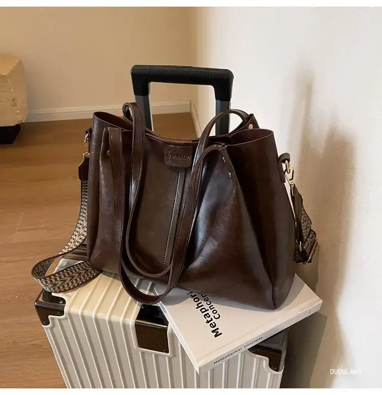 Black Leather Shoulder Bag for Women Winter 2026 — feature 9
