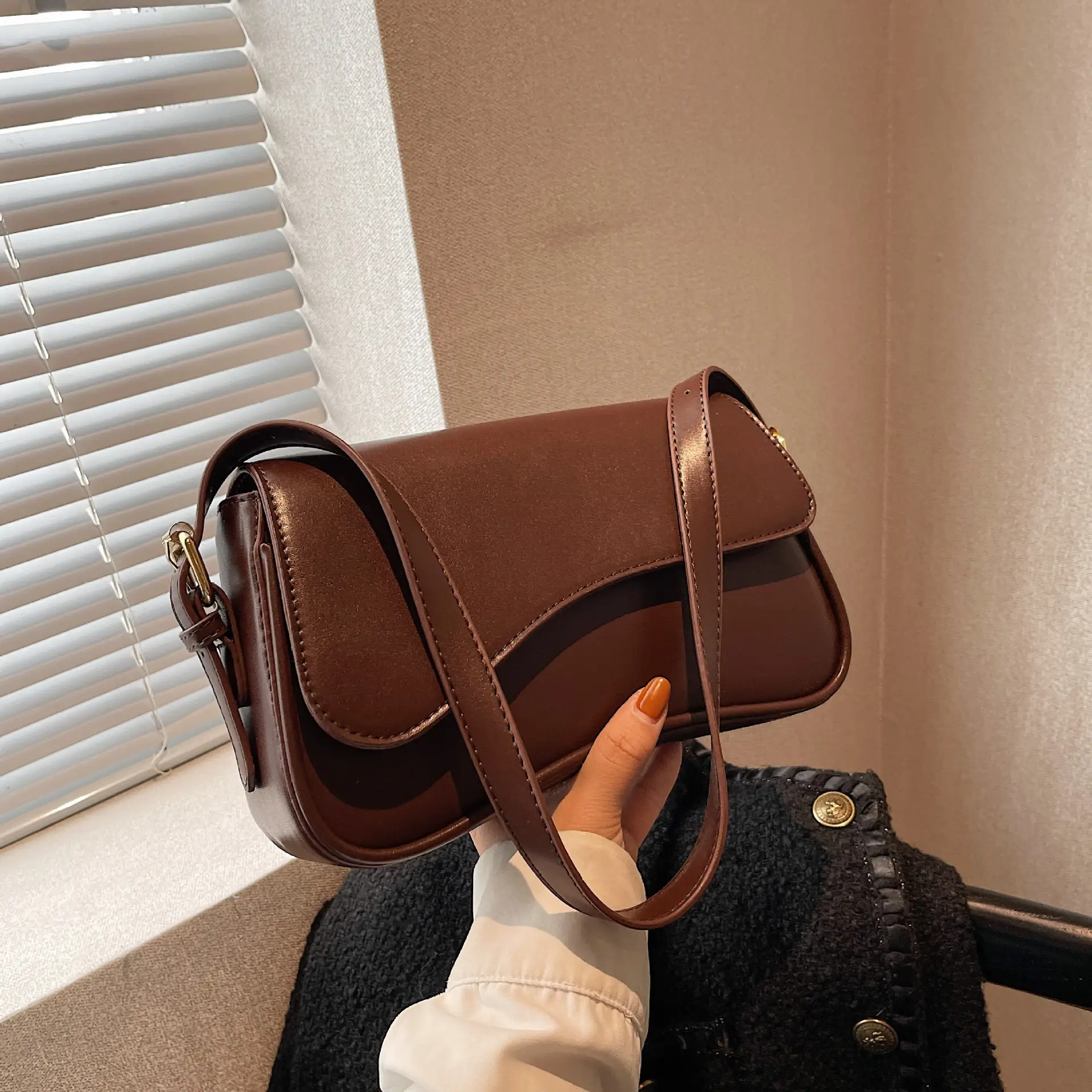 Red Magnetic Buckle Shoulder Bag for Women — feature 11