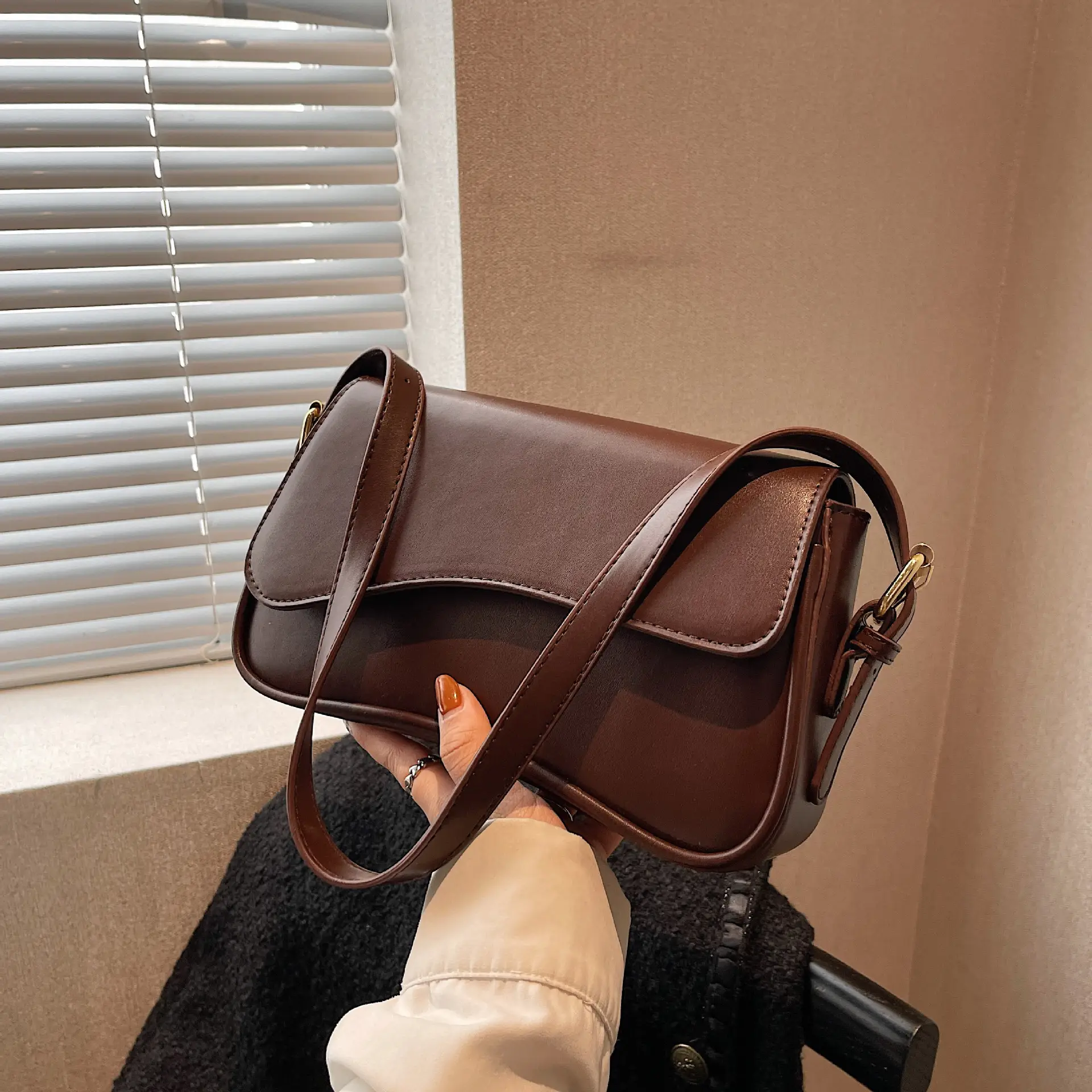 Red Magnetic Buckle Shoulder Bag for Women — feature 12