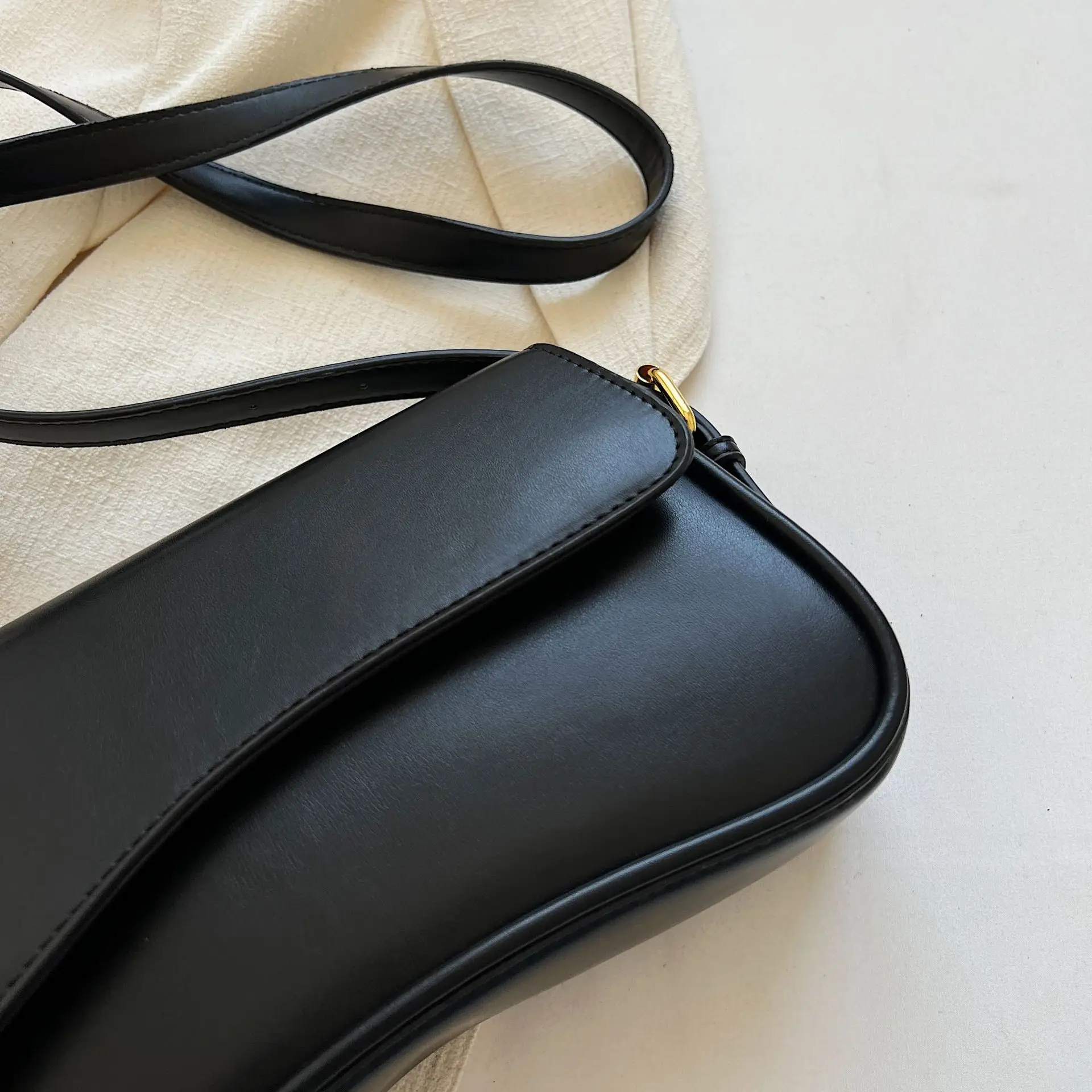 Red Magnetic Buckle Shoulder Bag for Women — feature 19