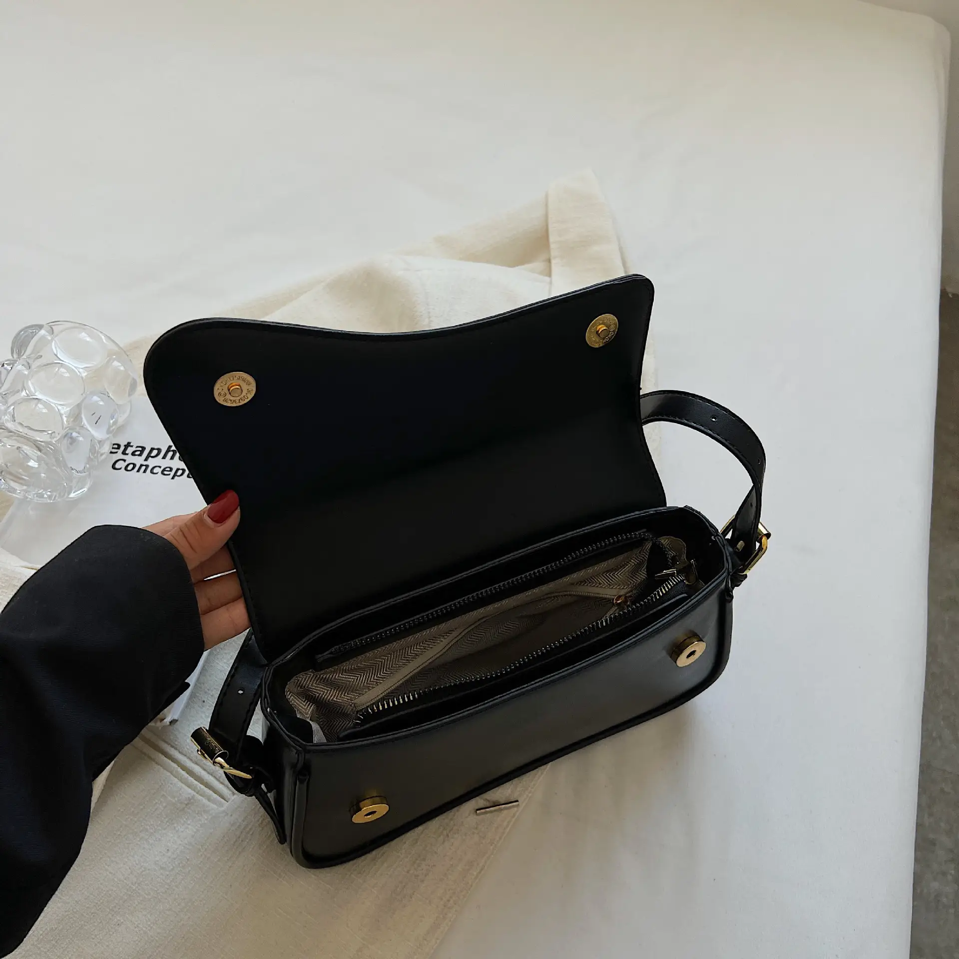 Red Magnetic Buckle Shoulder Bag for Women — feature 21