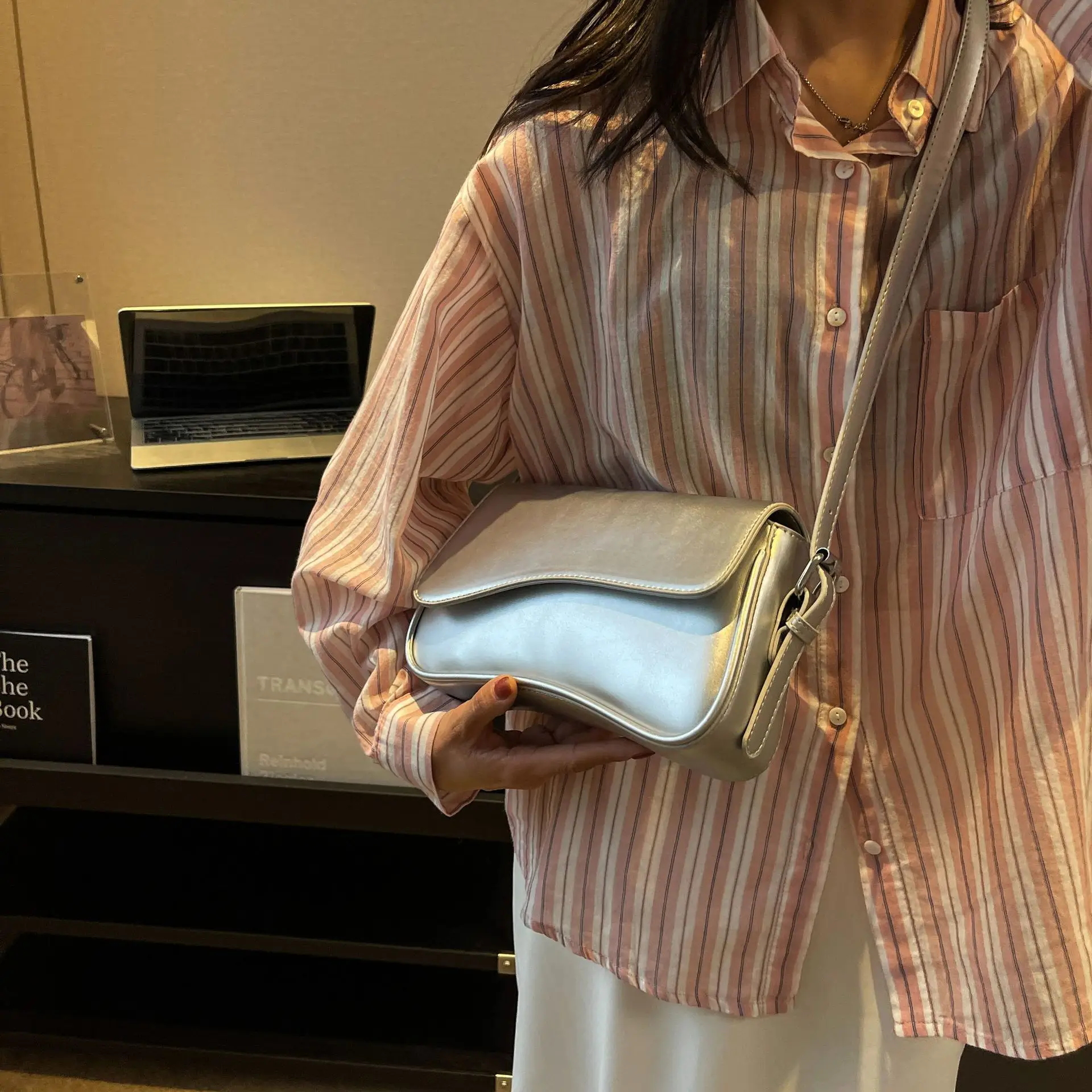 Red Magnetic Buckle Shoulder Bag for Women — feature 9