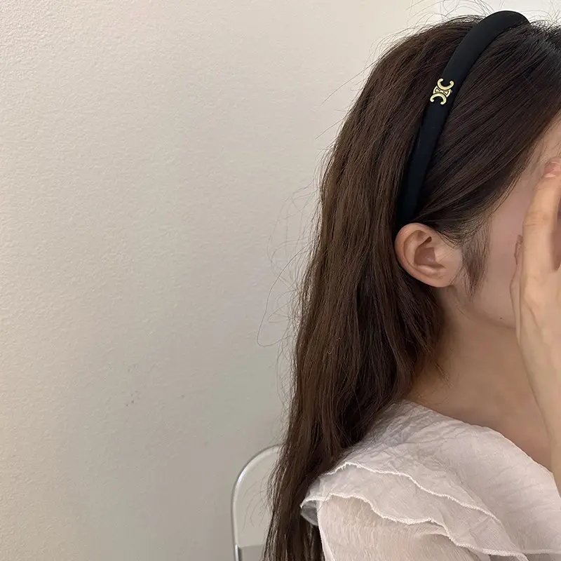 Chanel Style White Hairpin with Gold Clasp — feature 3