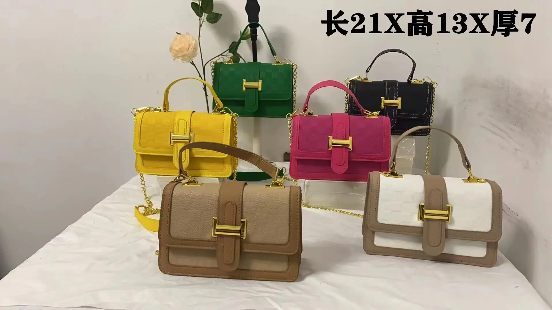 21X18 Inch Women's Chain Shoulder Bag Multi Color — feature 1