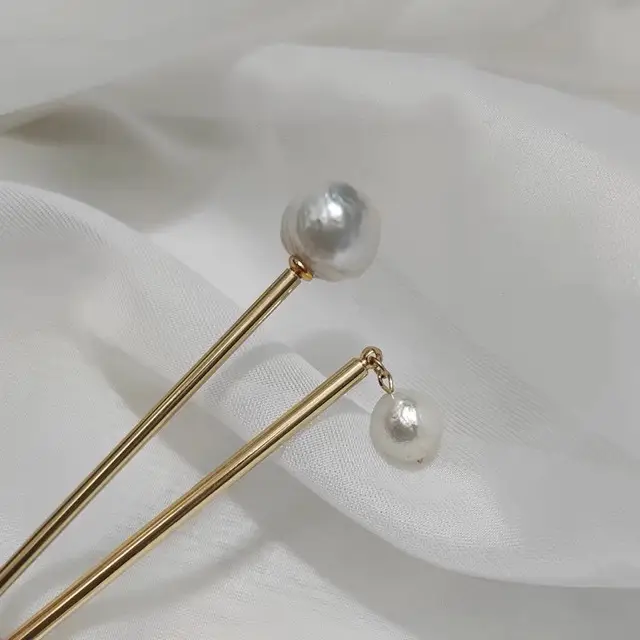Natural Pearl Hairpin with Gold Tone - Image 2