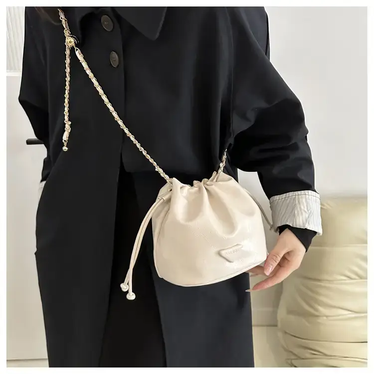 Black Chain Shoulder Bag for Women Winter New — feature 17