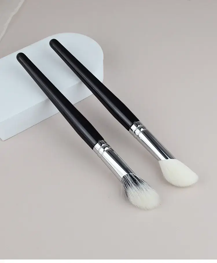 Blush Brush Set with Wool Sickle Dotted Design — feature 18