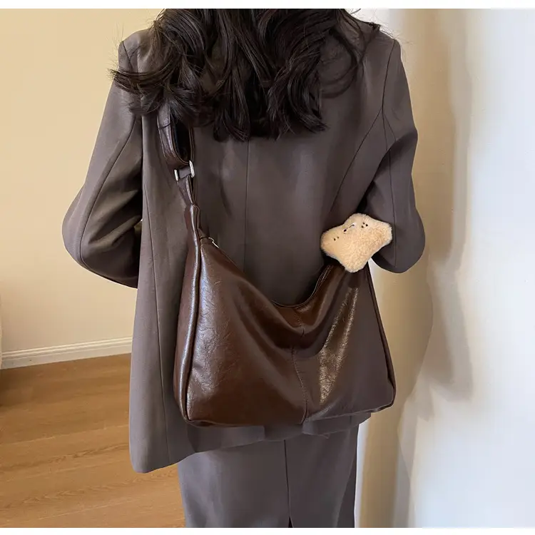 Women Large Capacity Brown Leather Shoulder Bag 2023 — feature 15