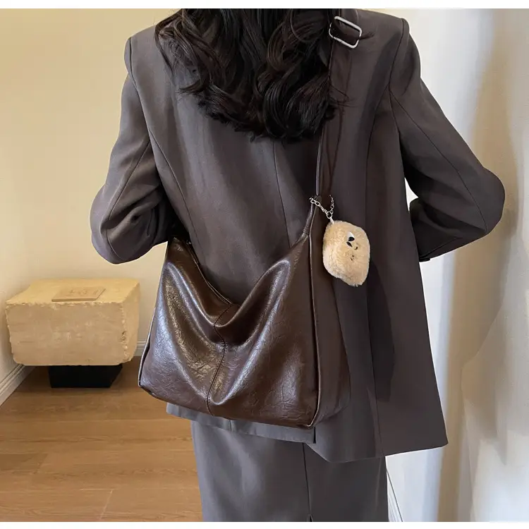 Women Large Capacity Brown Leather Shoulder Bag 2023 — feature 16