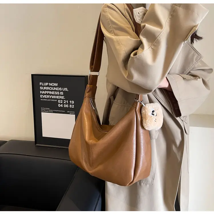 Women Large Capacity Brown Leather Shoulder Bag 2023 — feature 24