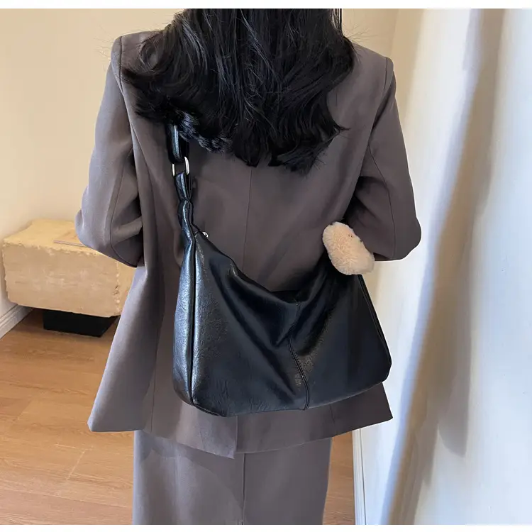 Women Large Capacity Brown Leather Shoulder Bag 2023 — feature 26