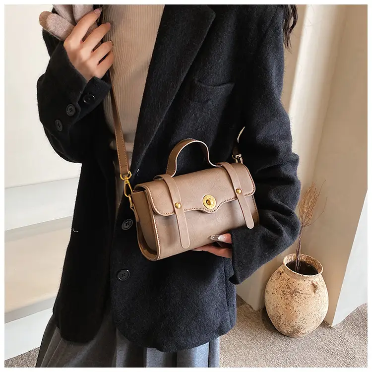 Women's Retro Messenger Bag Brown Shoulder Bag 2023 — feature 17