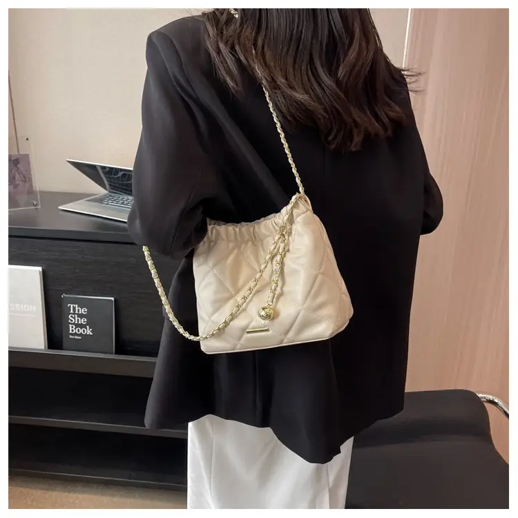 Women's Rhombus Chain Shoulder Bag Cream 2023 — feature 12