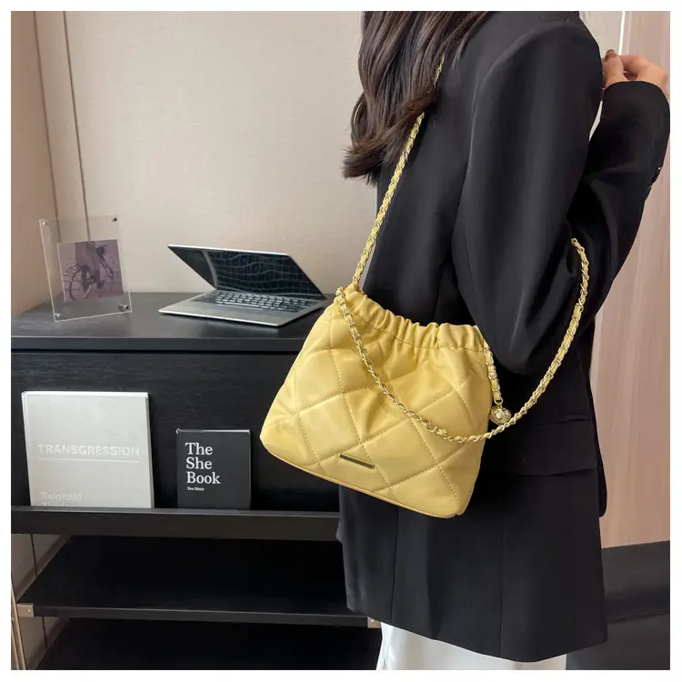 Women's Rhombus Chain Shoulder Bag Cream 2023 — feature 15