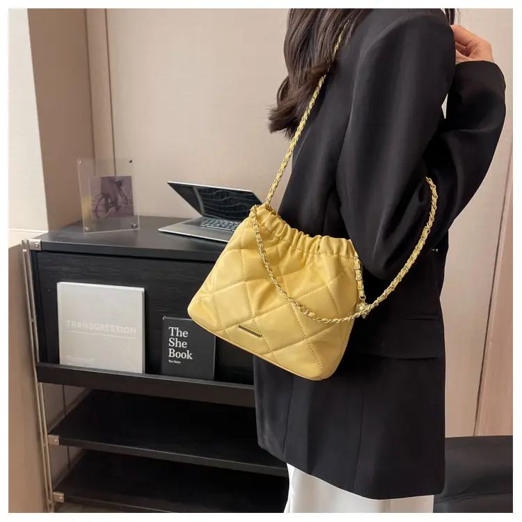 Women's Rhombus Chain Shoulder Bag Cream 2023 — feature 16