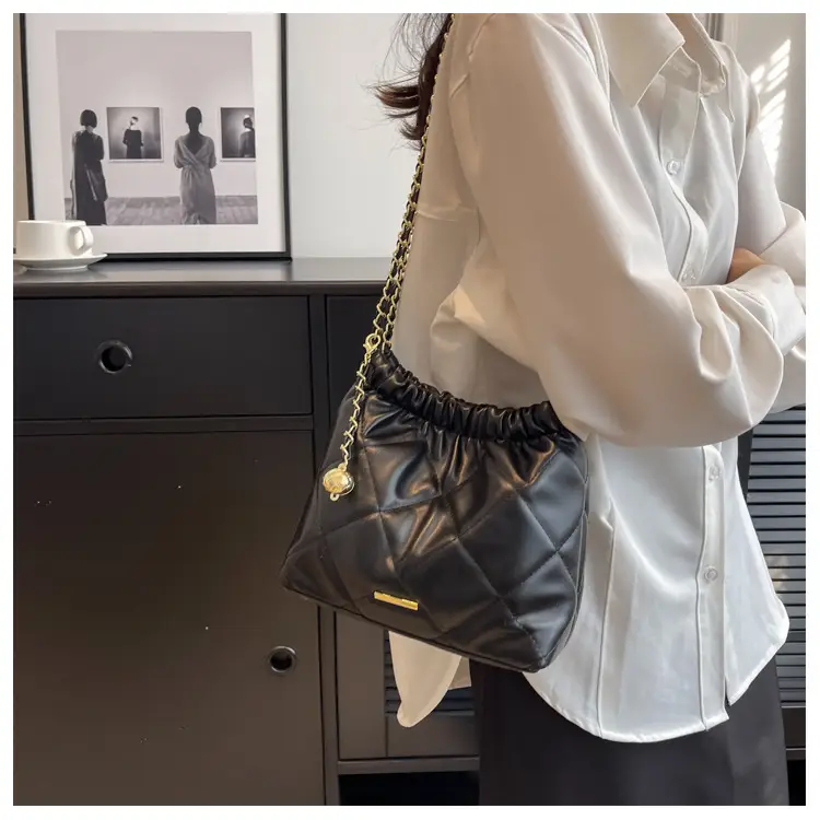 Women's Rhombus Chain Shoulder Bag Cream 2023 — feature 17