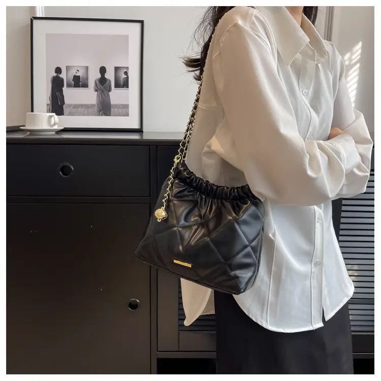 Women's Rhombus Chain Shoulder Bag Cream 2023 — feature 18