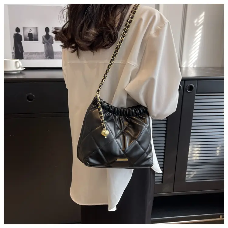 Women's Rhombus Chain Shoulder Bag Cream 2023 — feature 20