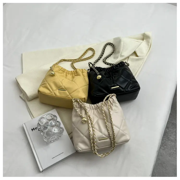 Women's Rhombus Chain Shoulder Bag Cream 2023 — feature 8