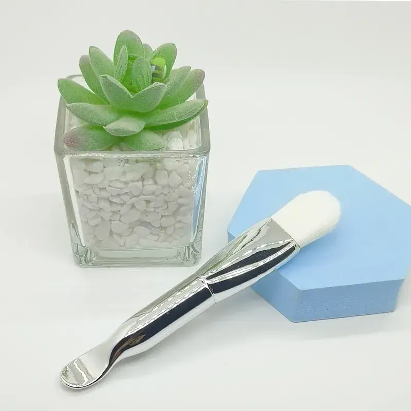 Double-Headed Makeup Brush with Ear Scoop - Image 4