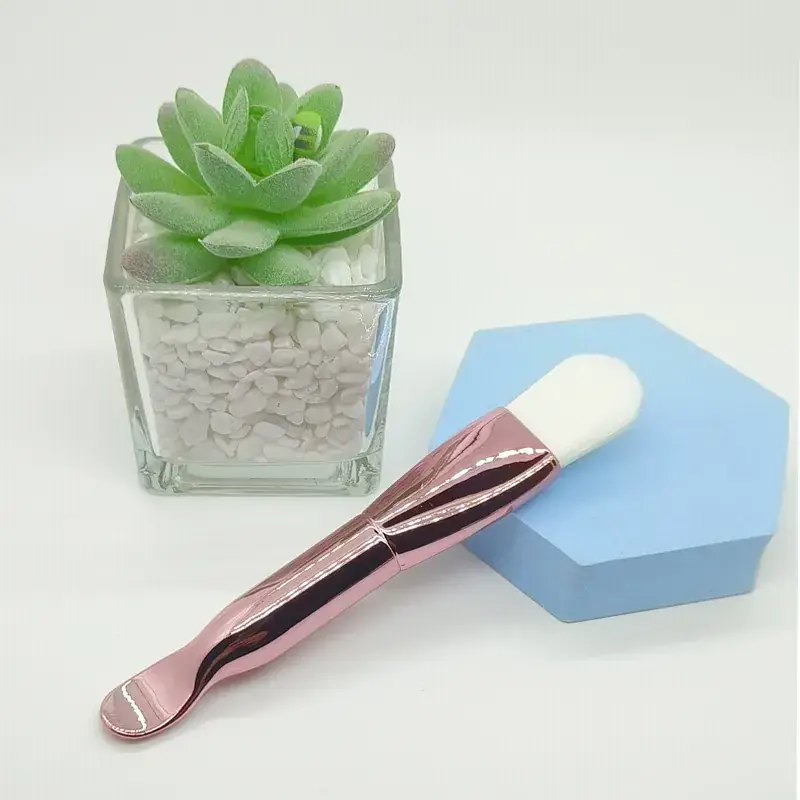 Double-Headed Makeup Brush with Ear Scoop - Image 3