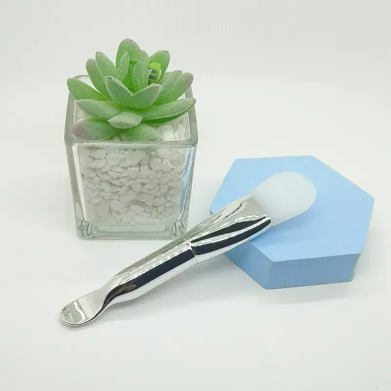 Double-Headed Makeup Brush with Ear Scoop - Image 2