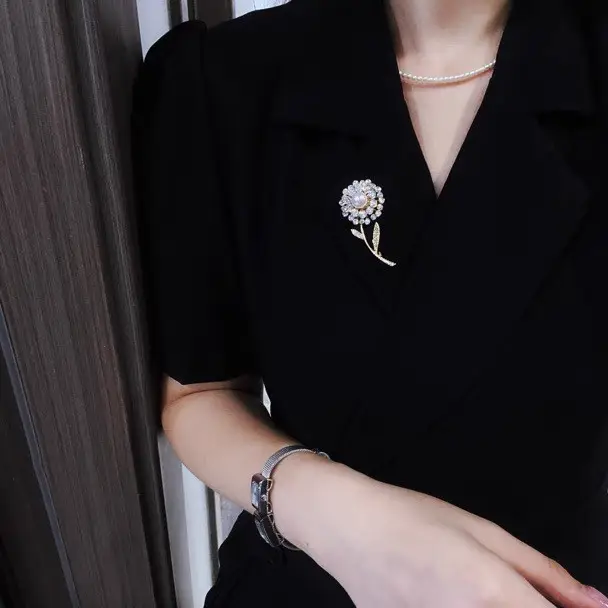 Dandelion Pearl Niche Exquisite Suit Coat Sweater Pin - Image 5