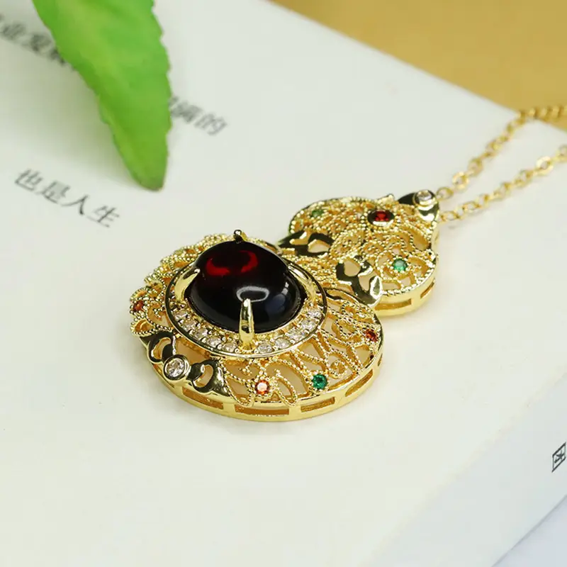 Vintage Gold Amber Pendant Necklace with Gourd Design — feature 9