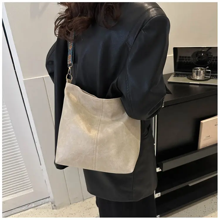 Retro Brown Leather Shoulder Bag for Women 2024 Winter — feature 10