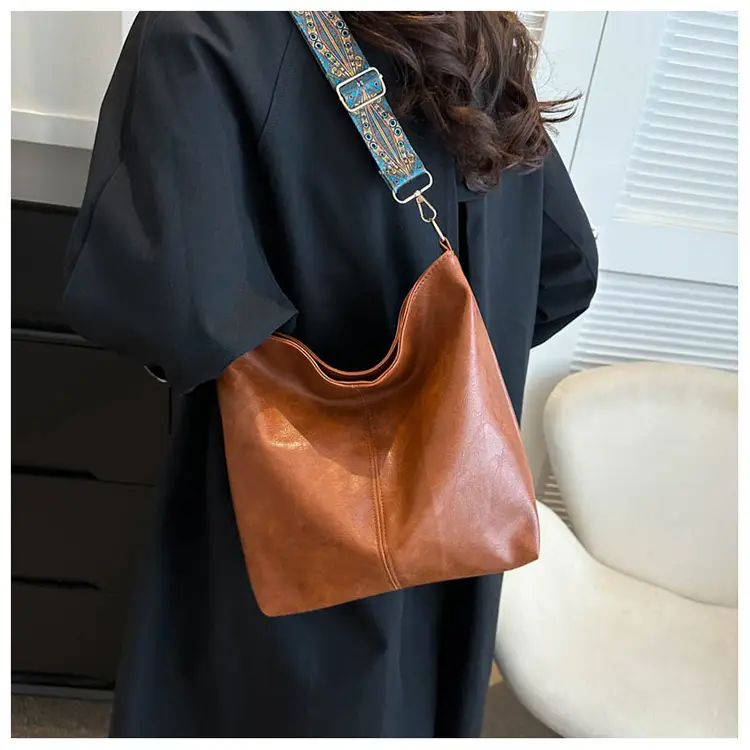 Retro Brown Leather Shoulder Bag for Women 2024 Winter — feature 11