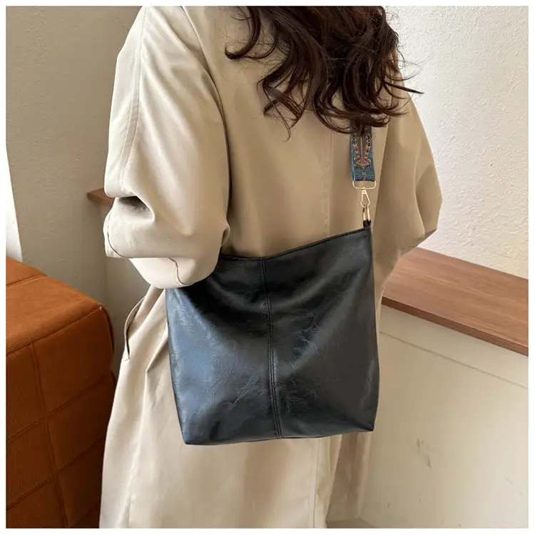 Retro Brown Leather Shoulder Bag for Women 2024 Winter — feature 18