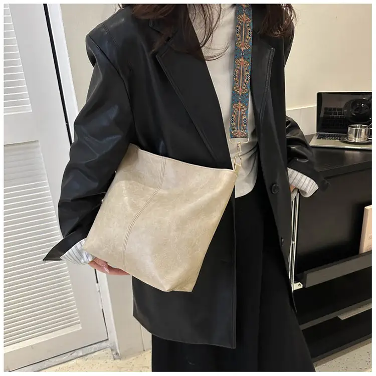 Retro Brown Leather Shoulder Bag for Women 2024 Winter — feature 8