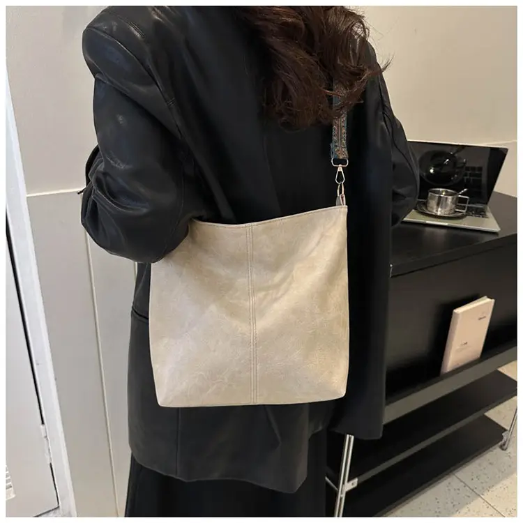 Retro Brown Leather Shoulder Bag for Women 2024 Winter — feature 9