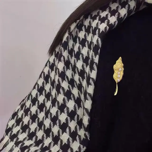 Luxury Pin Brooch Suit with Pearl Leaf Design - Image 3