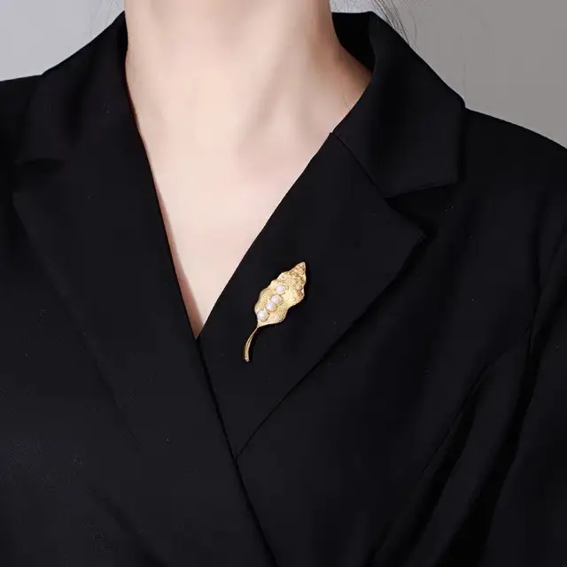 Luxury Pin Brooch Suit with Pearl Leaf Design - Image 4