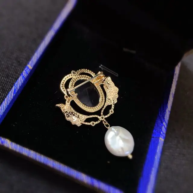 Middle Ancient Pin Crown Abalone Shells Mirror Freshwater Pearl Corsage National Style Brooch Design Sense Niche Advanced Light Luxury - Image 4