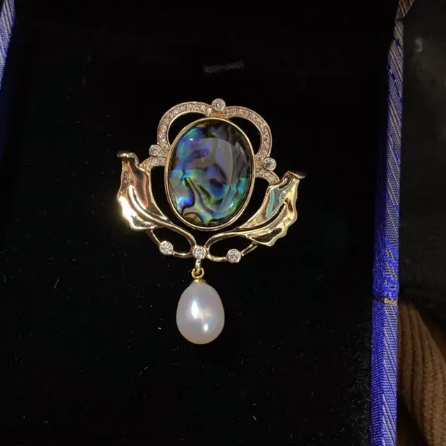 Natural Pearl Brooch with Mirror Niche Design