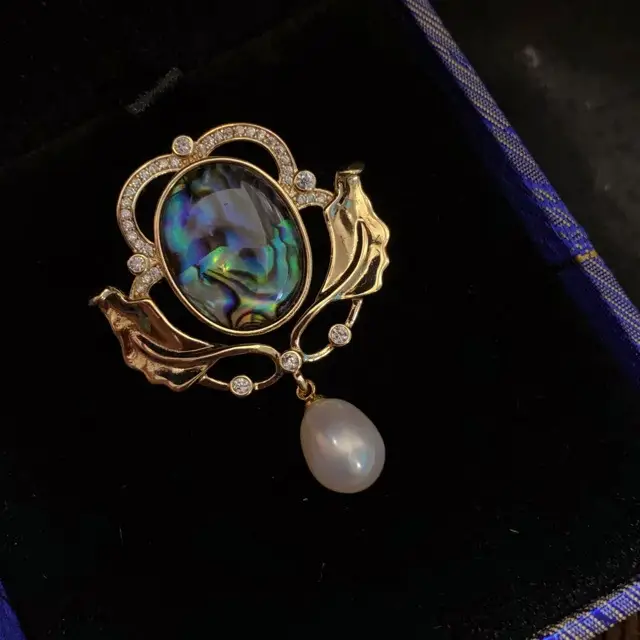Natural Pearl Brooch with Mirror Niche Design