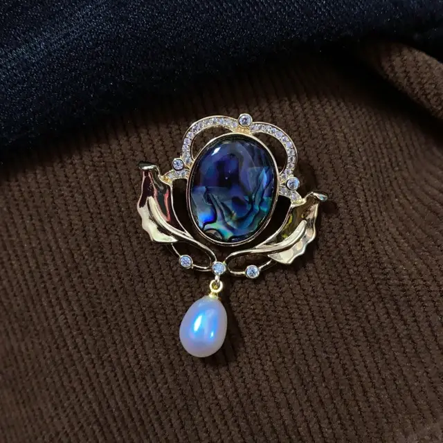 Natural Pearl Brooch with Mirror Niche Design