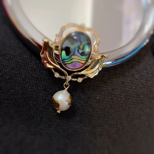French Retro Pearl Brooch with Gold Foil Design - Image 2