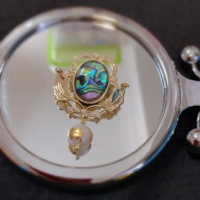 French Retro Pearl Brooch with Gold Foil Design - Image 3