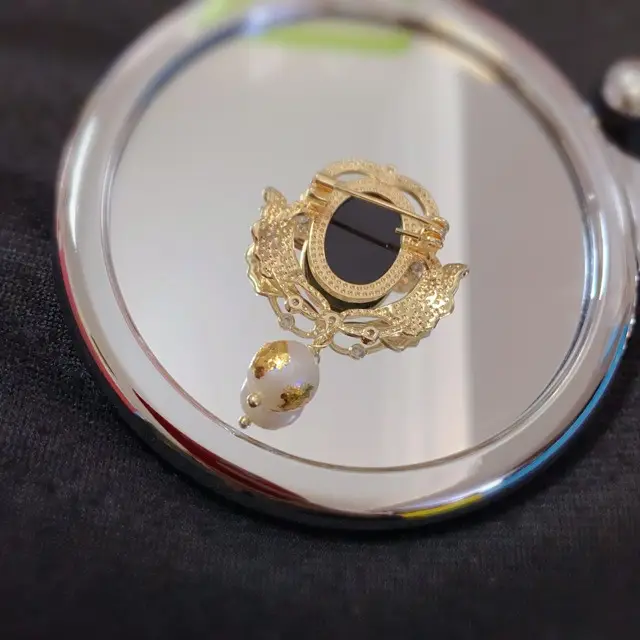 French Retro Pearl Brooch with Gold Foil Design - Image 4
