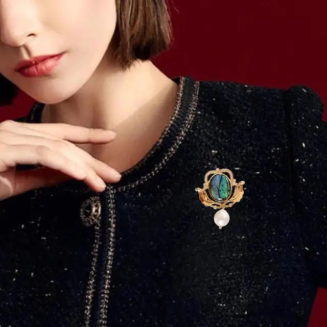 French Retro Pearl Brooch with Gold Foil Design - Image 5