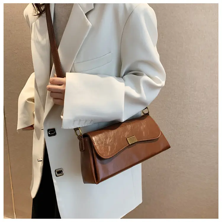 Women's Large Capacity Brown Leather Messenger Bag — feature 17