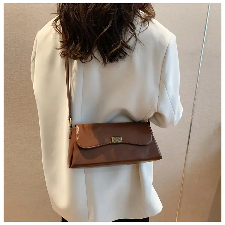 Women's Large Capacity Brown Leather Messenger Bag — feature 19