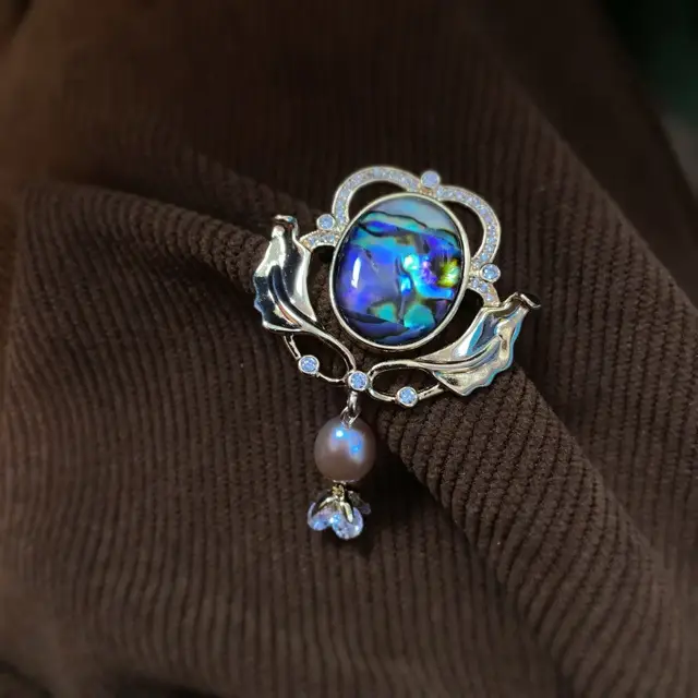 Old Time Pearl Brooch with Flower Design - Image 5