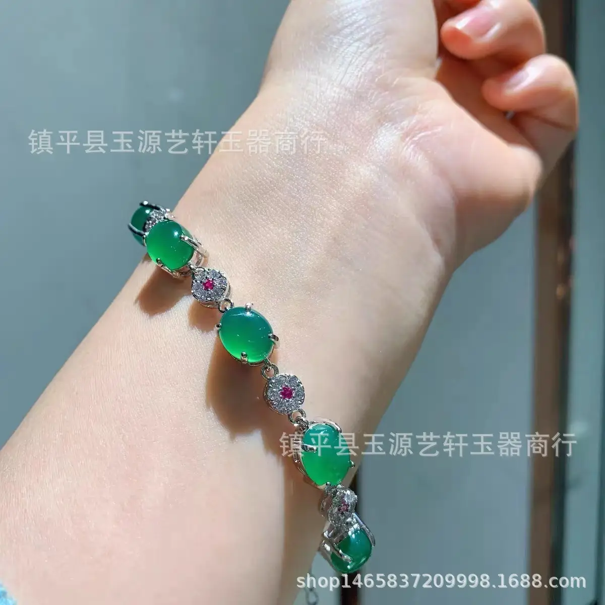 Brazil Yang Chalcedony Emerald Green Bracelet with Round Diamonds — feature 4