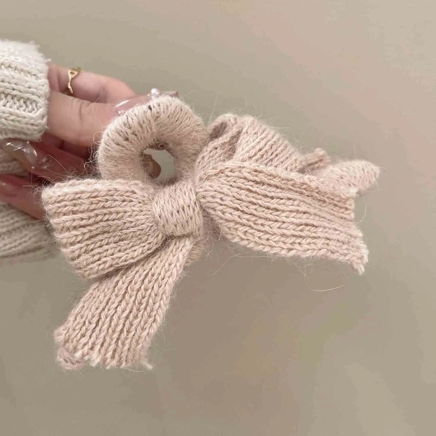 Sweet Feather Hairpin for Girls Winter Style